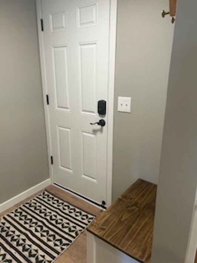 Foto del edificio - Adorable Fully Remodeled Home in Prime Location – Furnished & Move-In Ready!