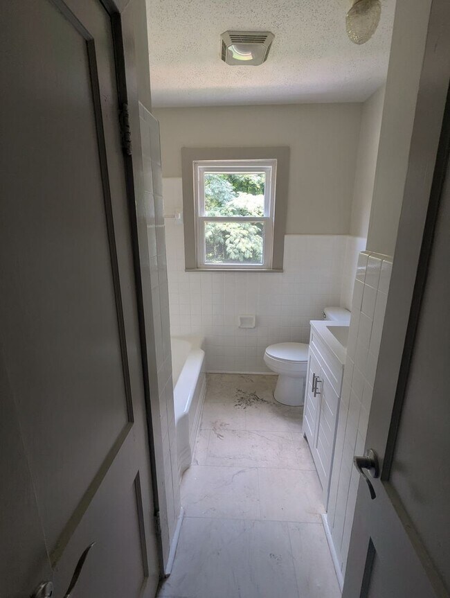Foto del edificio - Remodeled 2 Bed 1 Bath Home Convenient Location