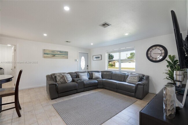 Foto del edificio - 6390 Plunkett St