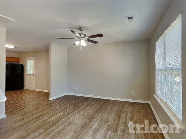 Foto del edificio - 120 Honeywood Ave