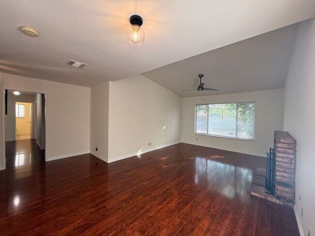 Building Photo - 43060 Larwood St