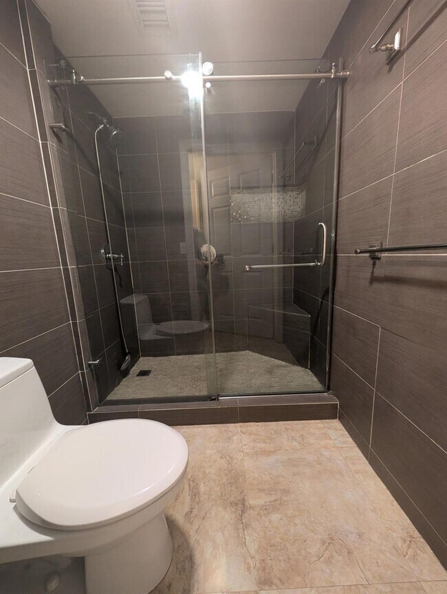 Foto del edificio - 2490 Centergate Dr