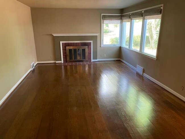 Building Photo - Nice 4-bed, 2-bath single-family home near...