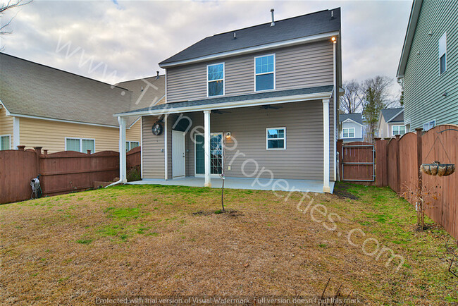 Building Photo - Awesome Chapin 3BR w/ Fenced Backyard