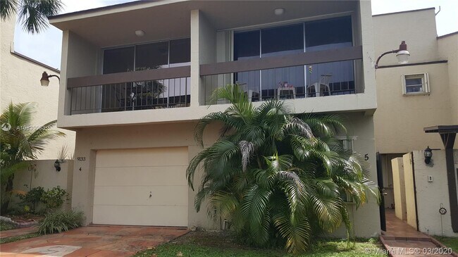Building Photo - 9133 Fontainebleau Blvd