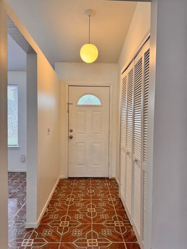 Building Photo - Great location! Great price! Great home!