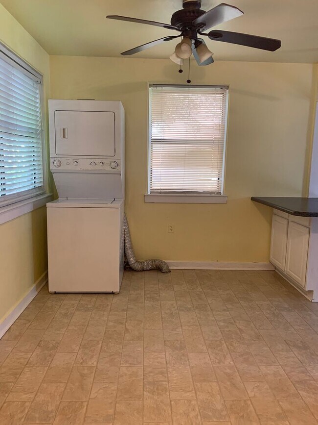 Building Photo - Nicely Updated 2 Bedroom, 1 Bath Townhome....