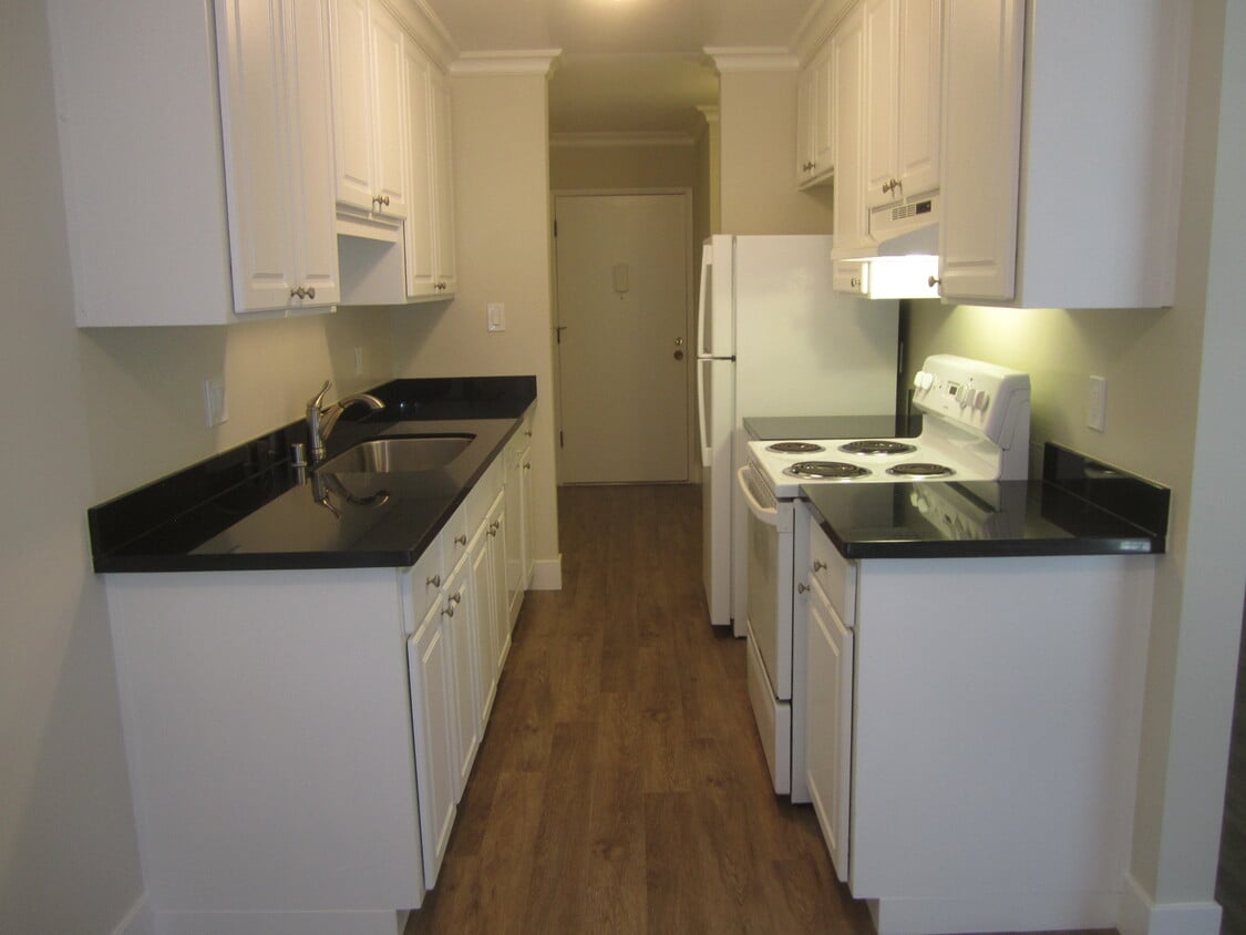 Primary Photo - 4747 Atherton Ave
