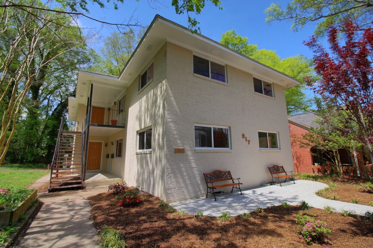Foto principal - 2bd/1ba Apartment located 1 block from Duk...