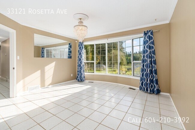 Building Photo - House on Acreage