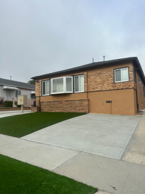 5912 S Fairfax Ave, View ParkWindsor Hills, CA 90056 Room for Rent