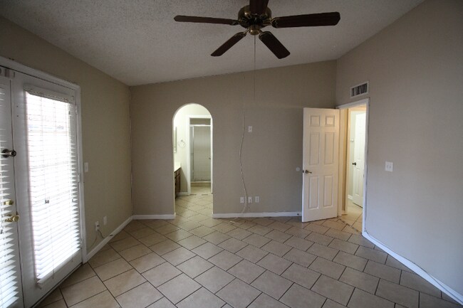 Building Photo - 3731 E Hampton Ave