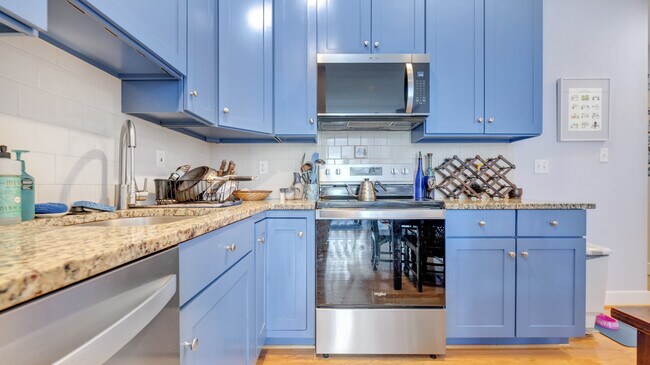 Building Photo - 1237 Kenyon St NW