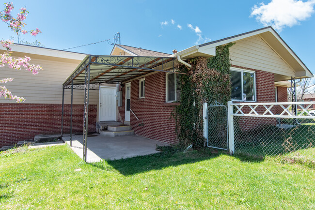 Covered patio - 790 Deframe St