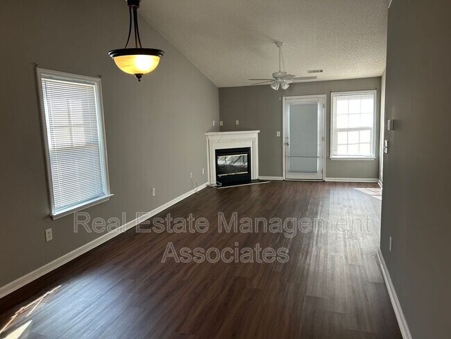 Foto del edificio - 1710 Summerwoods Ln