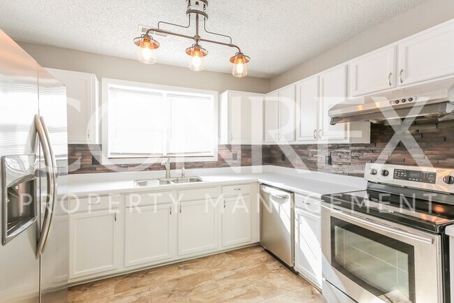 Foto del edificio - Adorable 3 Bedroom with Fenced Backyard!