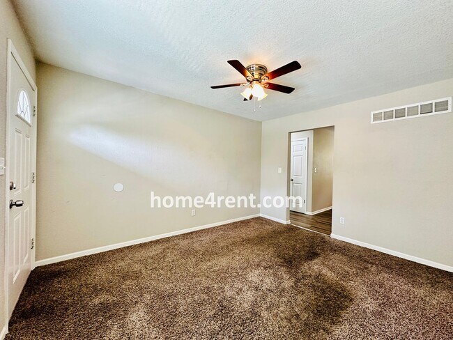 Building Photo - Adorable Duplex Home in KCK w/ Stainless S...