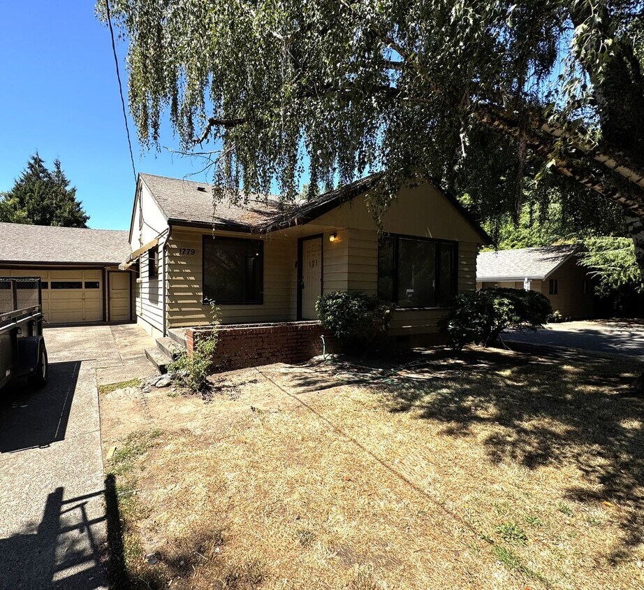Foto principal - 3 bed 1 bath Home in Northeast Salem