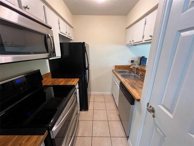 Foto del edificio - 2450 Ashdale Dr