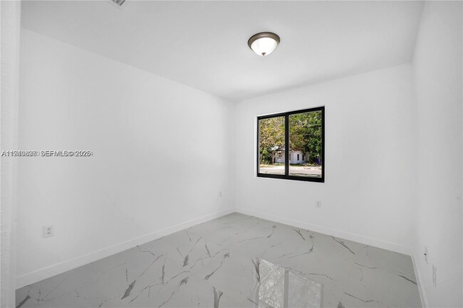 Foto del edificio - 673 NW 14th St