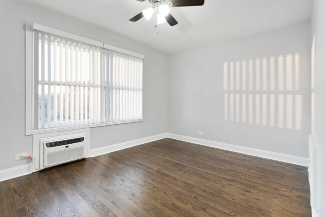 Building Photo - 7639 N Eastlake Ter