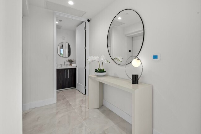 Building Photo - 475 E Royal Palm Rd