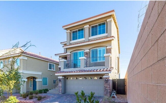 Foto del edificio - Luxurious 3-Story Modern Masterpiece in So...