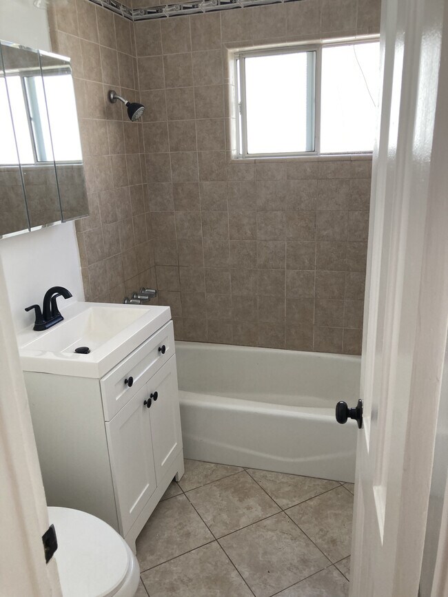 Foto del edificio - 1032 N Croft Ave