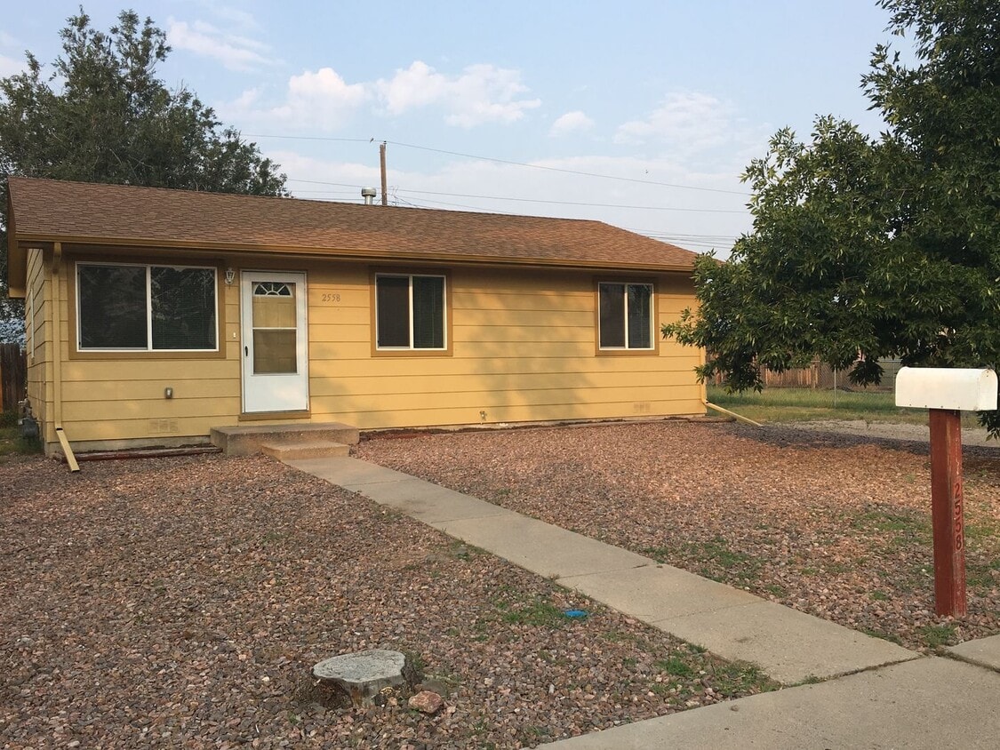 Charming Ranch Style 3 Bedroom Home Located in Security Widefield - Charming Ranch Style 3 Bedroom Home Located in Security Widefield