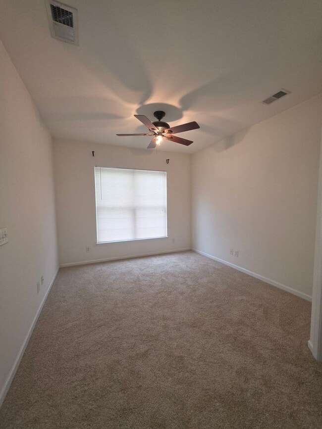 Building Photo - Townhome In Park West