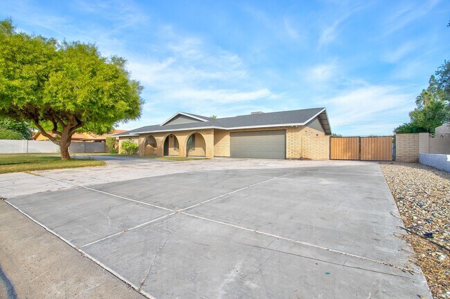 Building Photo - Gorgeous 5 Bedroom with a Den Remodeled pr...
