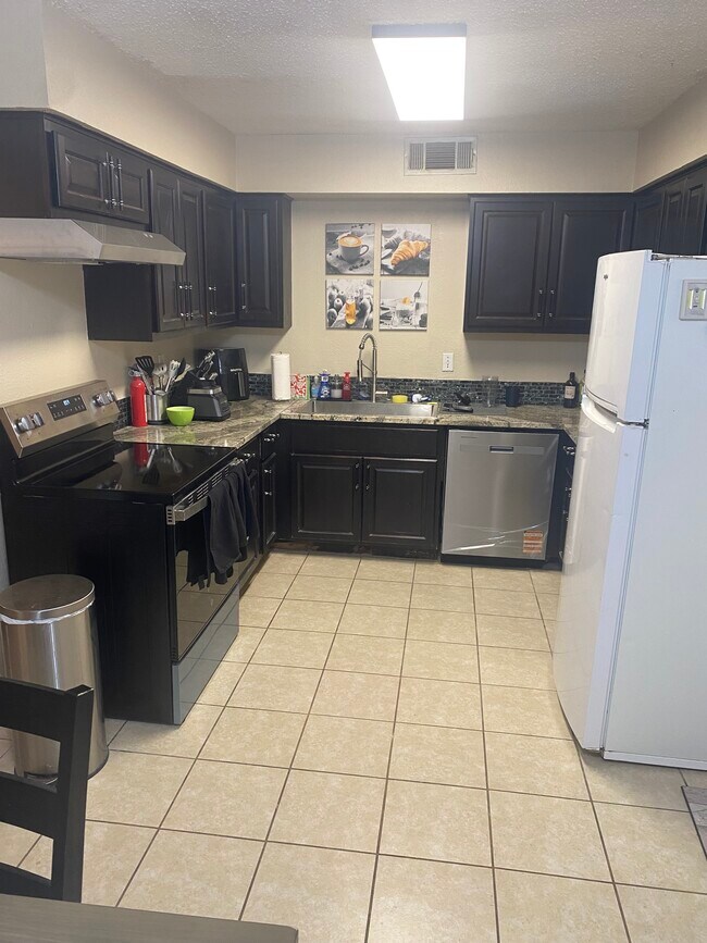 Foto del edificio - 3024 Tudor Ln
