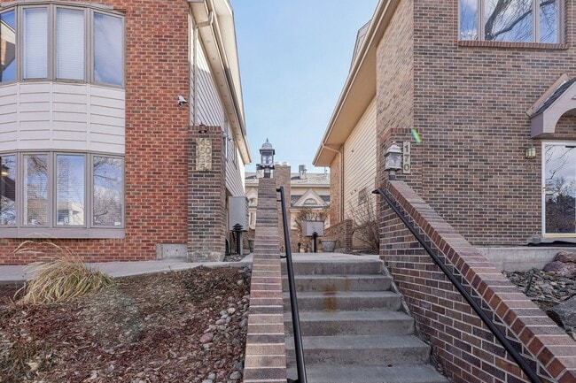 Building Photo - GORGEOUS BRICK TOWNHOME 2BD/3BA+LOFT- CHER...