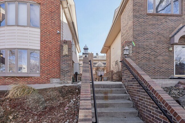 Foto del edificio - GORGEOUS BRICK TOWNHOME 2BD/3BA+LOFT- CHER...