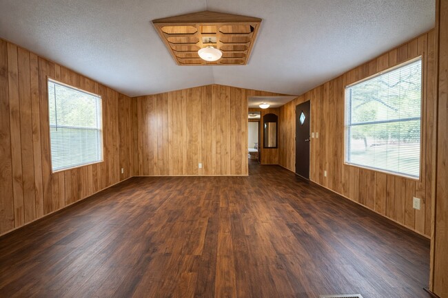Building Photo - 1037 Pecan Valley Rd