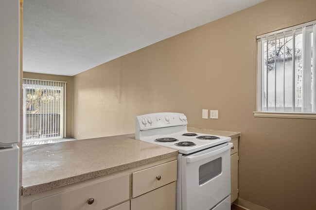 Building Photo - Emerald Estates Apartments