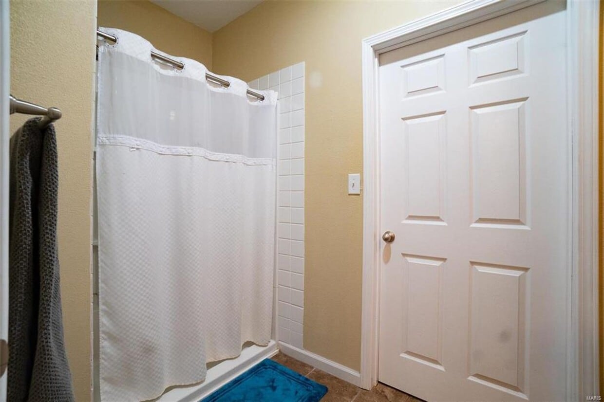 Building Photo - 2 bedroom, 1.5 bath duplex