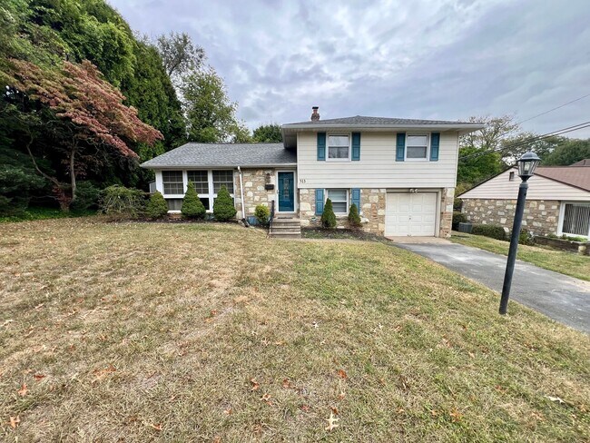 Building Photo - Gorgeous 3-Bedroom Townhome with One-Car G...