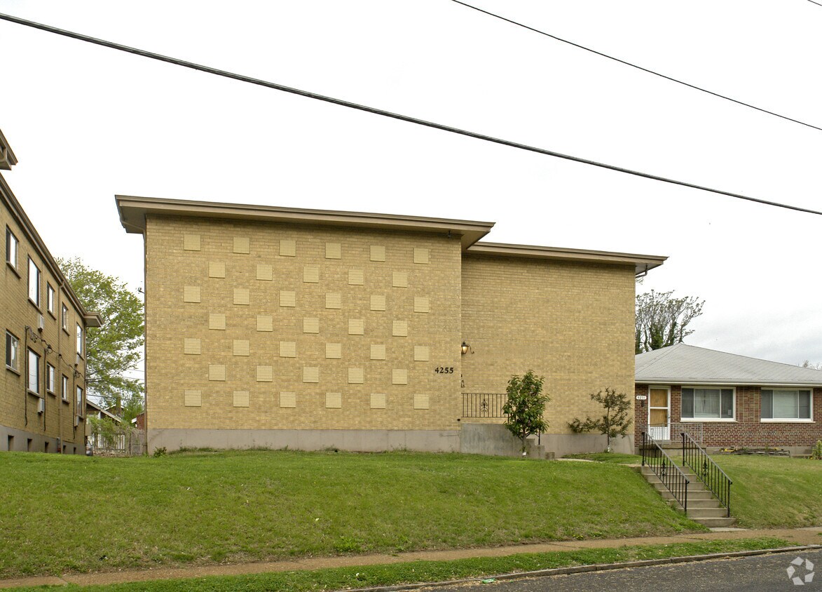 Building Photo - Woodbury Manor
