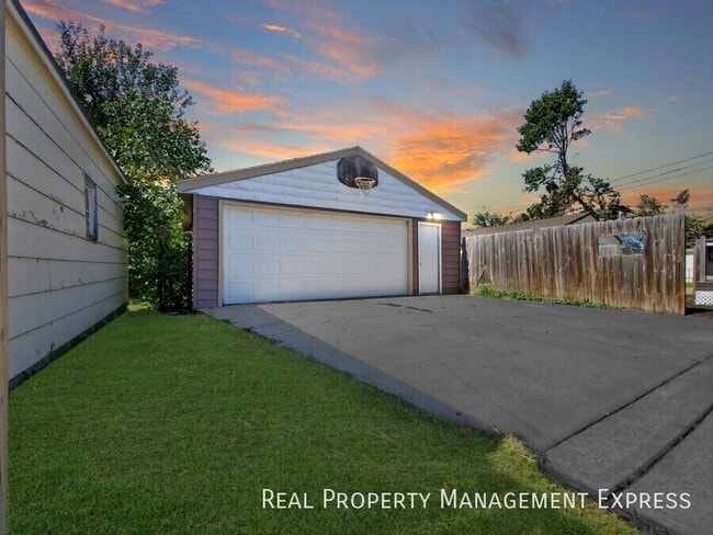 Building Photo - 4 Bed 2 Bath Home with Fenced Yard