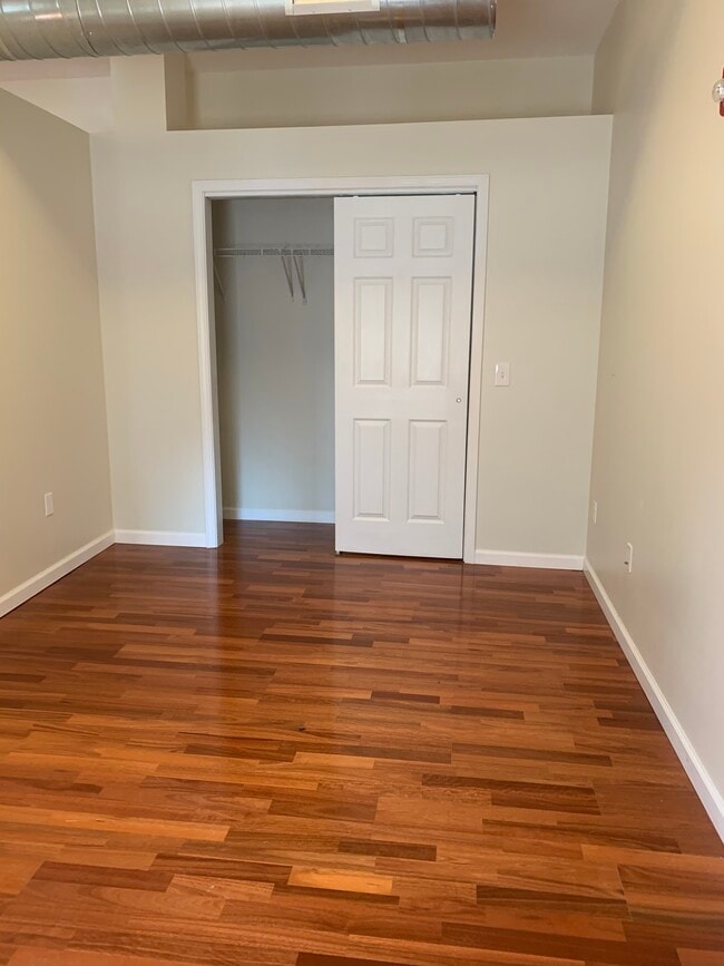 Building Photo - Parazin Lofts