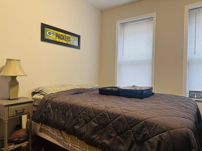 Building Photo - 1 bedroom in Chicago IL 60657