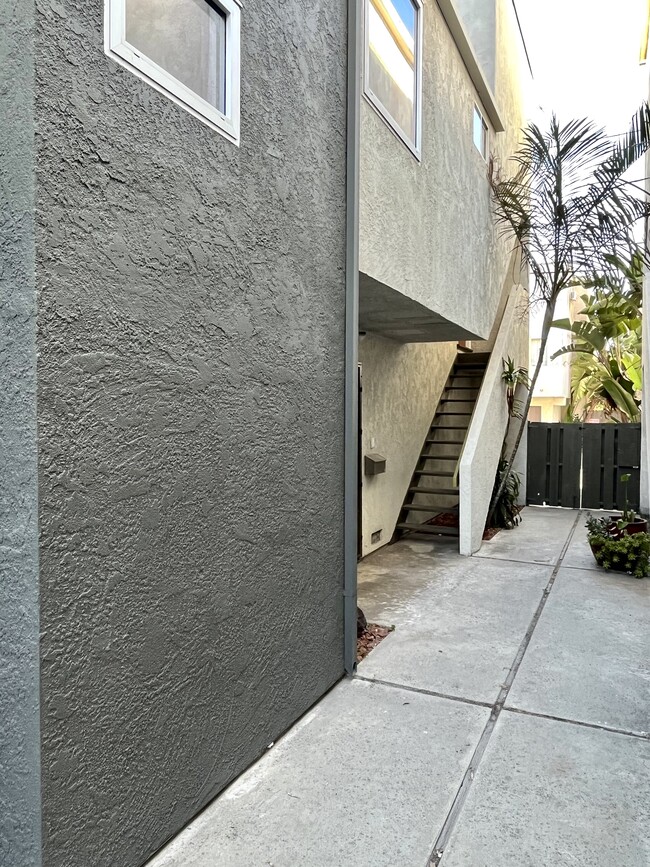 Building Photo - 31 N Venice Blvd