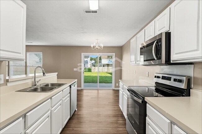 Foto del edificio - 4060 Longfellow Dr