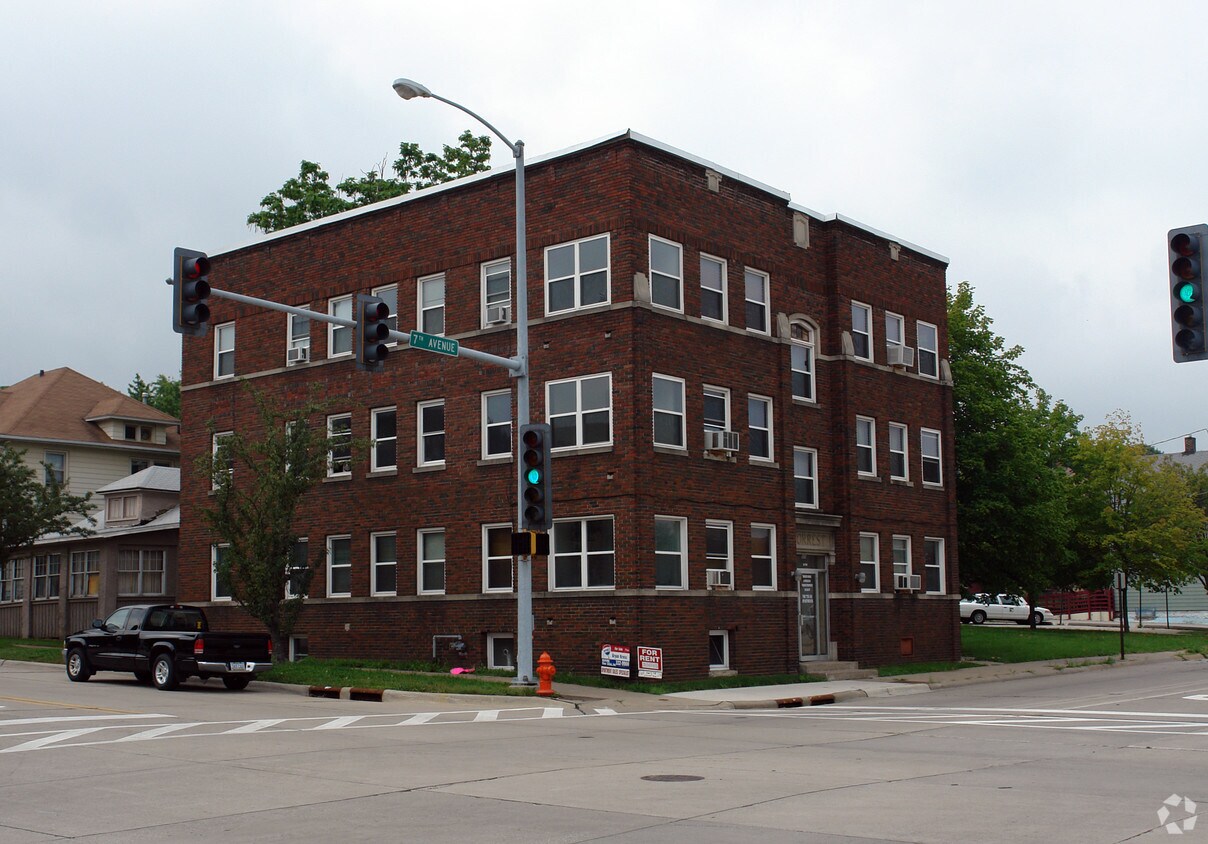 Forrest Apartments in Moline, IL