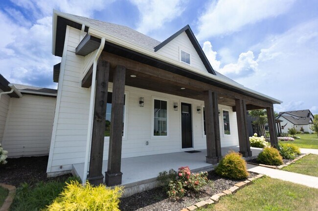 Foto del edificio - Executive Property located in Republic with a "furnished option" Don't miss this showstopper!!