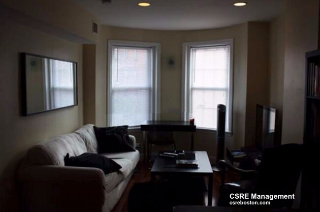 Building Photo - Gorgeous renovated unit located in the Sou...