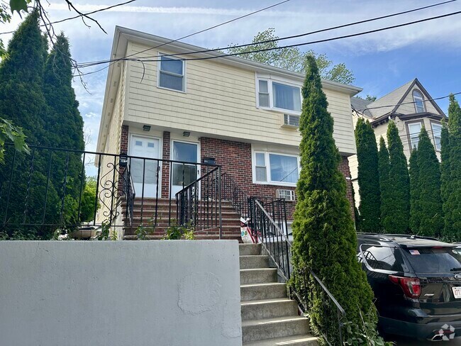 Building Photo - 34 Olcott St