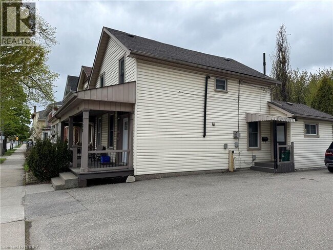 Photo du bâtiment - 188 Brant Ave