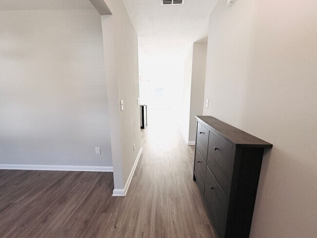 Foto del edificio - Move-In Ready 3BR Home with Open Layout, Garage & Water Views